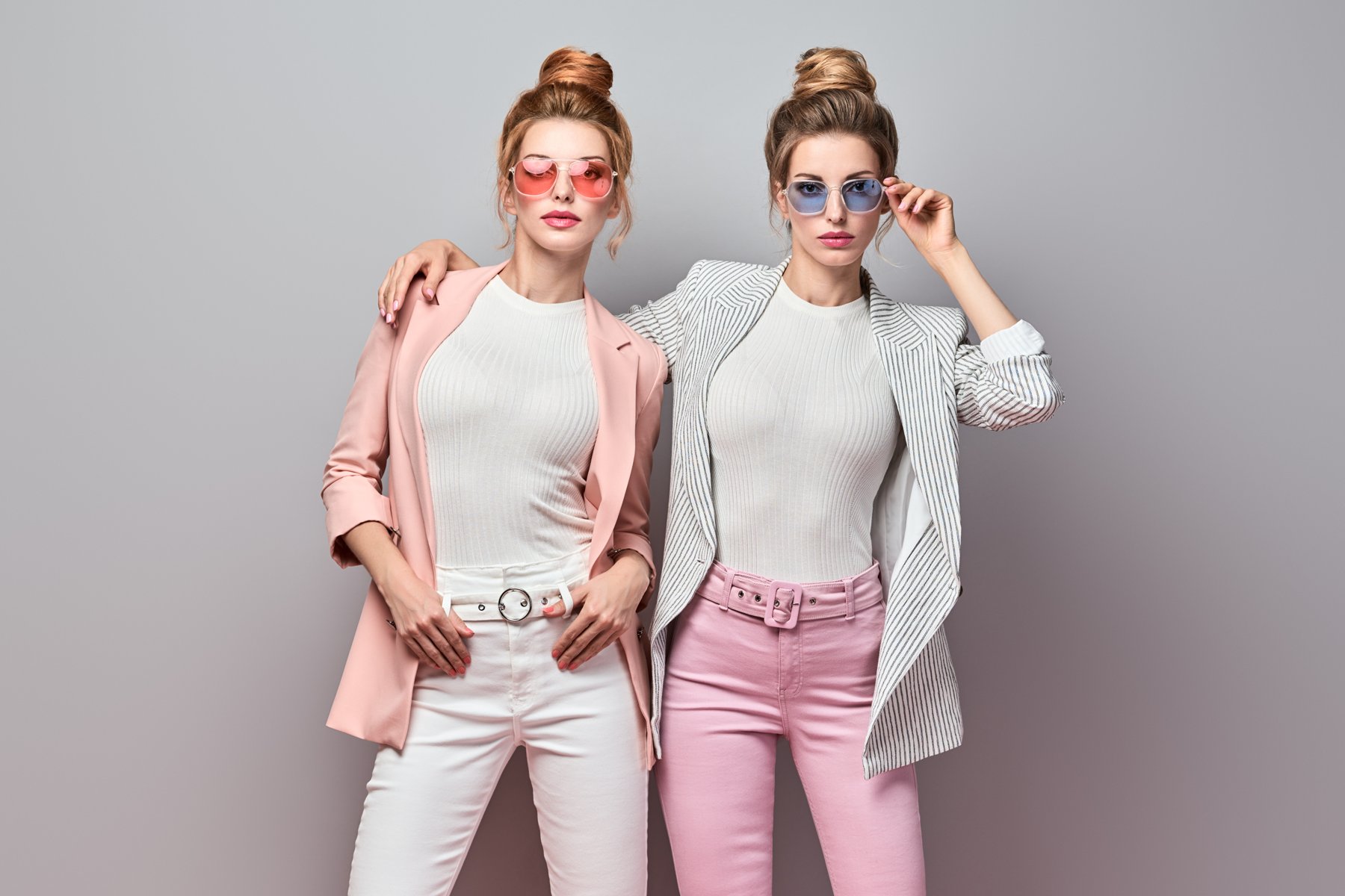 Deux jeunes femmes en tenues roses et blanches assorties, incarnant une tendance mode partagée sur les réseaux sociaux
