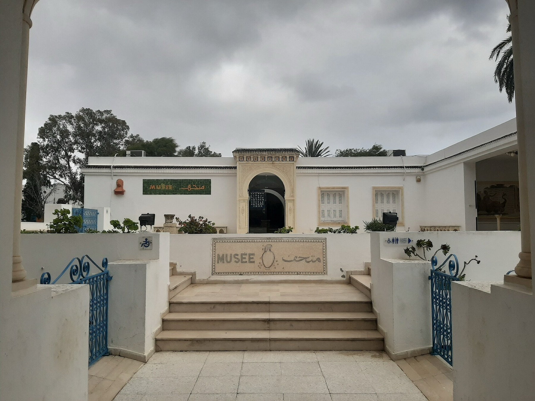 Entrée blanche et bleue du musée archéologique de Nabeul