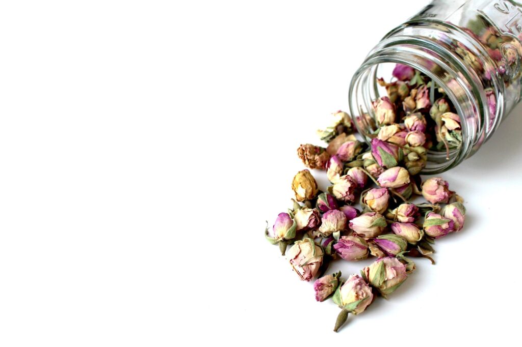 Herbes sechees bocaux — illustration de l'article « L’herbologie: une médecine traditionnelle chinoise aux vertus incroyables! »