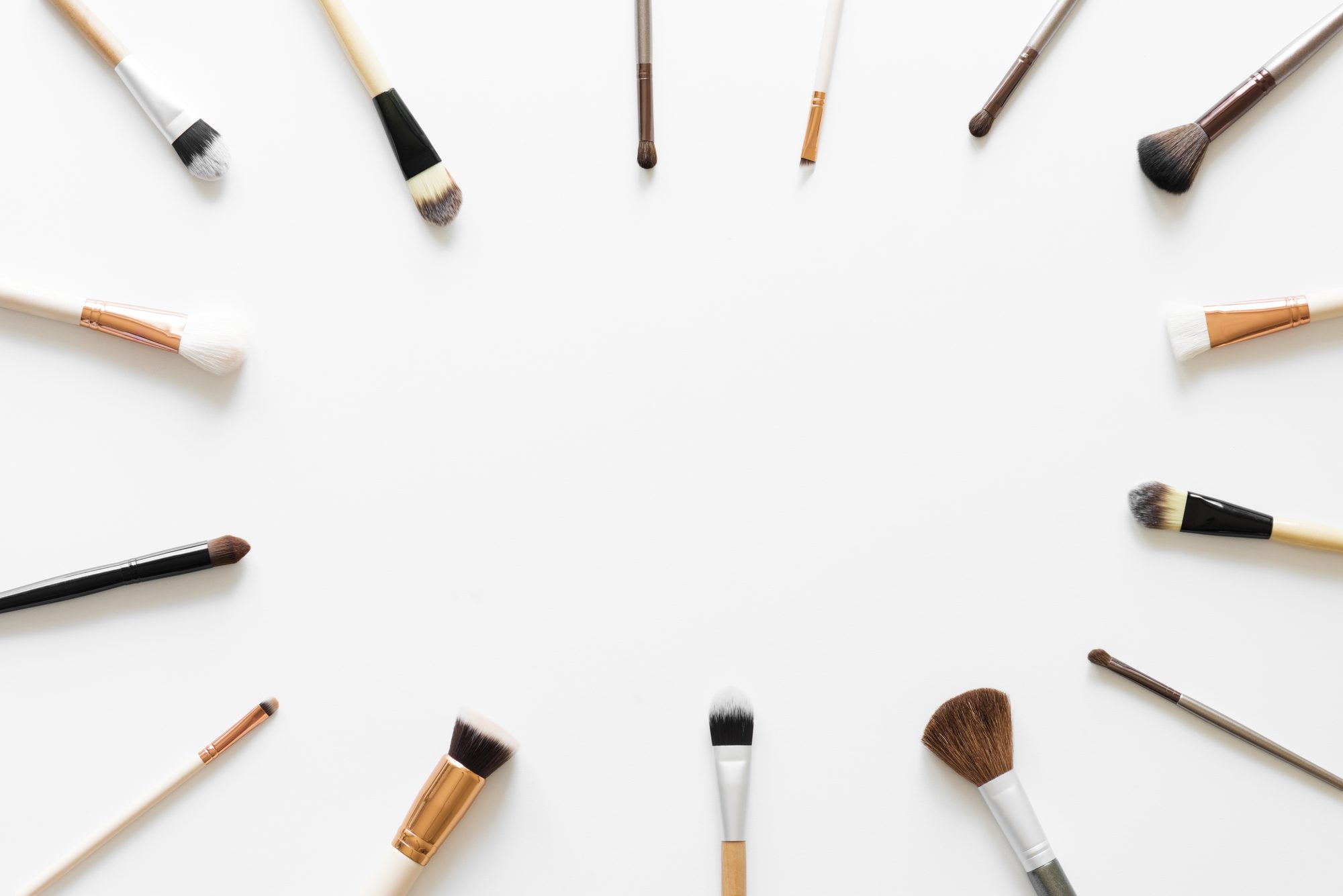 Pinceaux maquillage — illustration de l'article « Comment bien se maquiller l’été ? »