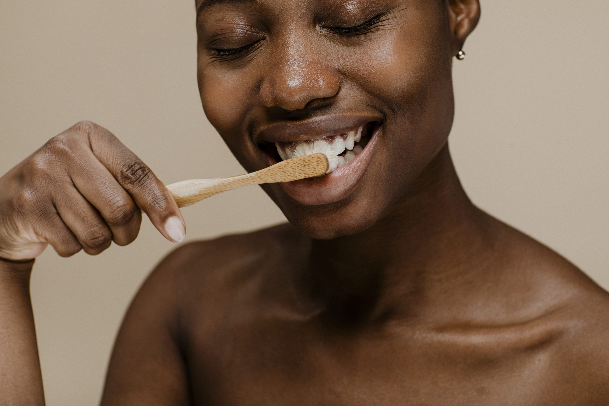 Brossage dents bois — illustration de l'article « Prévenir des caries, protéger l'émail et retrouver la blancheur des dents »