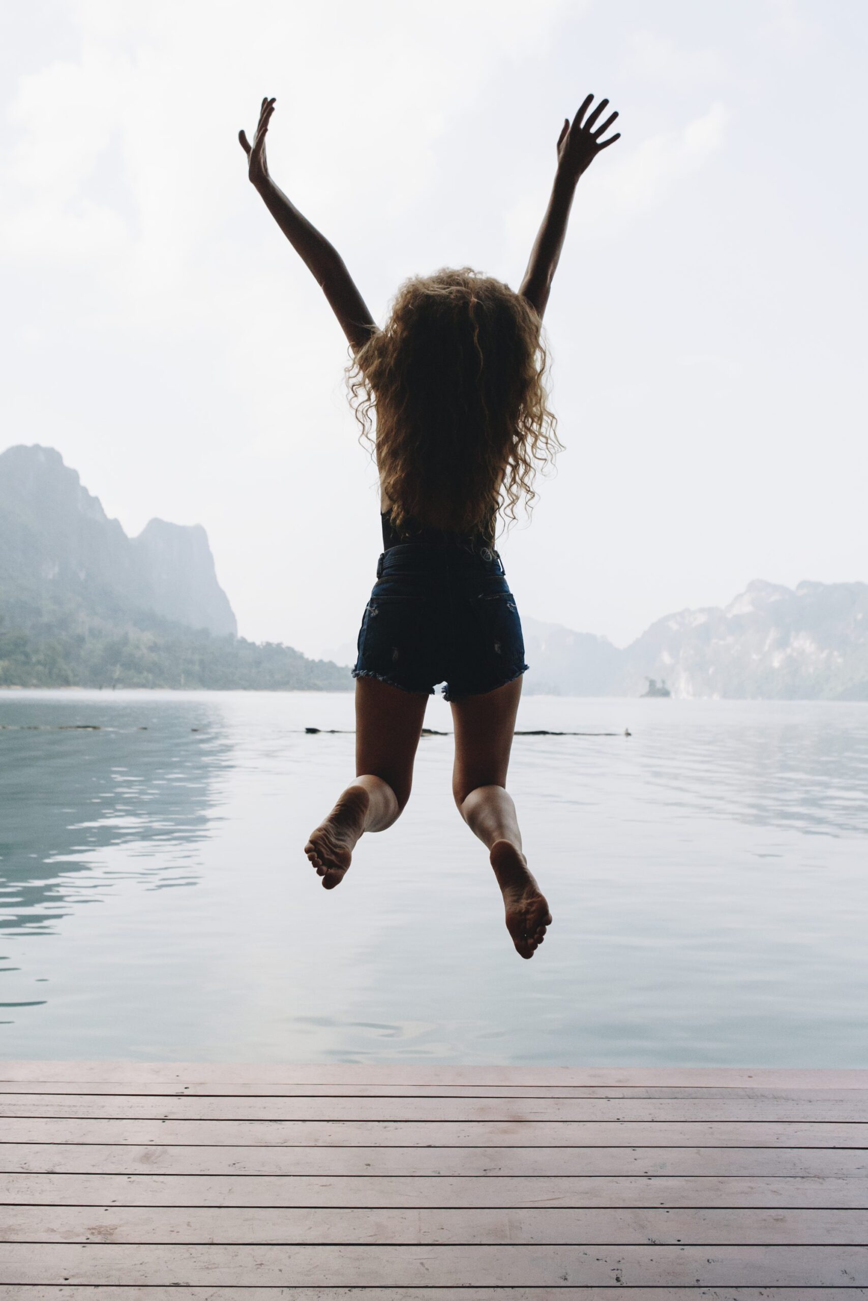 Femme saut de joie — illustration de l'article « Comprendre le succès, c'est facile »