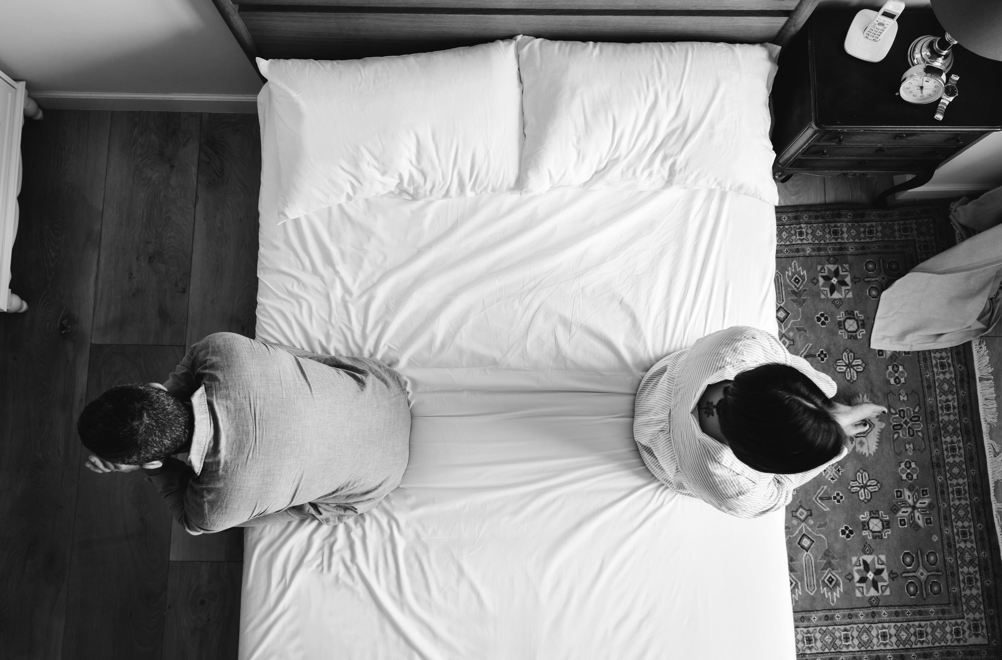 Couple dos a dos lit — illustration de l'article « Qu’est-ce qui cause le déclin d’une relation amoureuse »