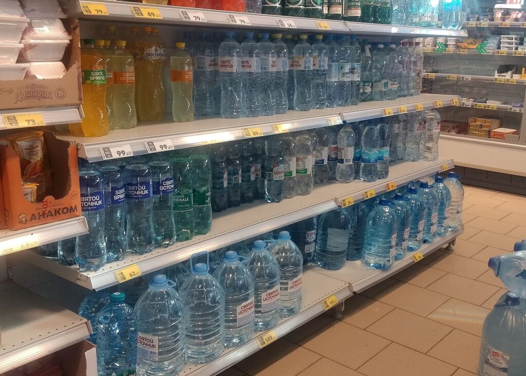 Rayon d'eau minérale en bouteilles dans une grande surface