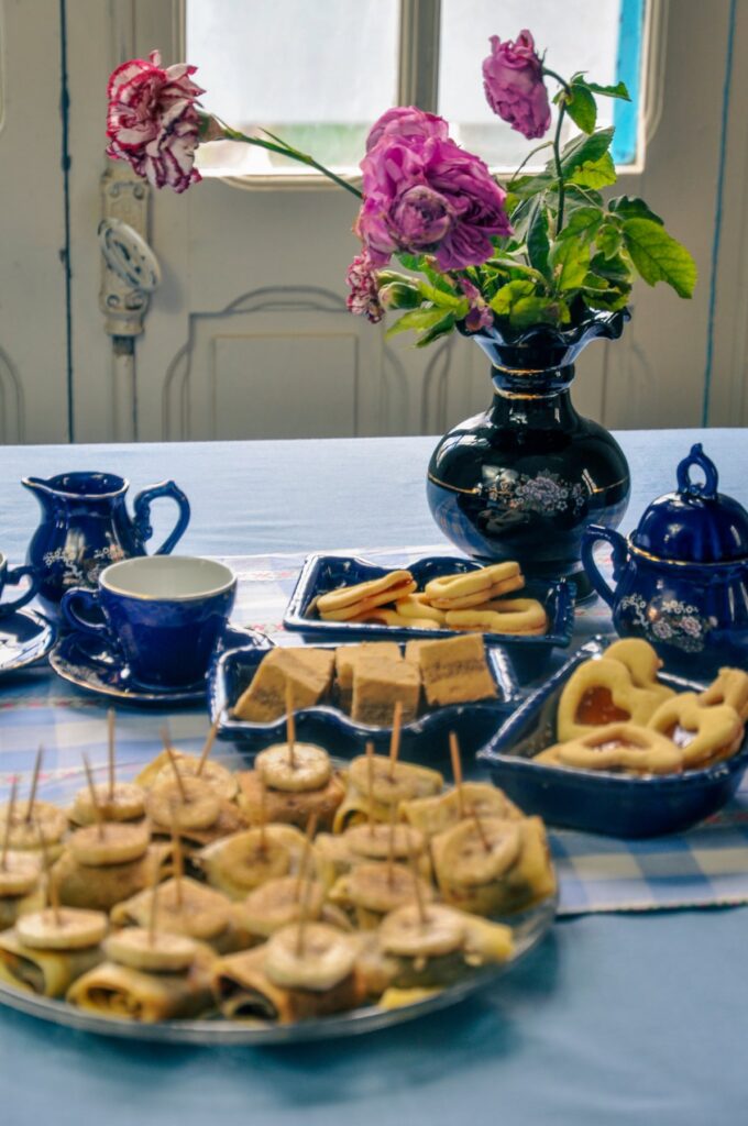 Service à thé et pâtisseries disposés sur une table
