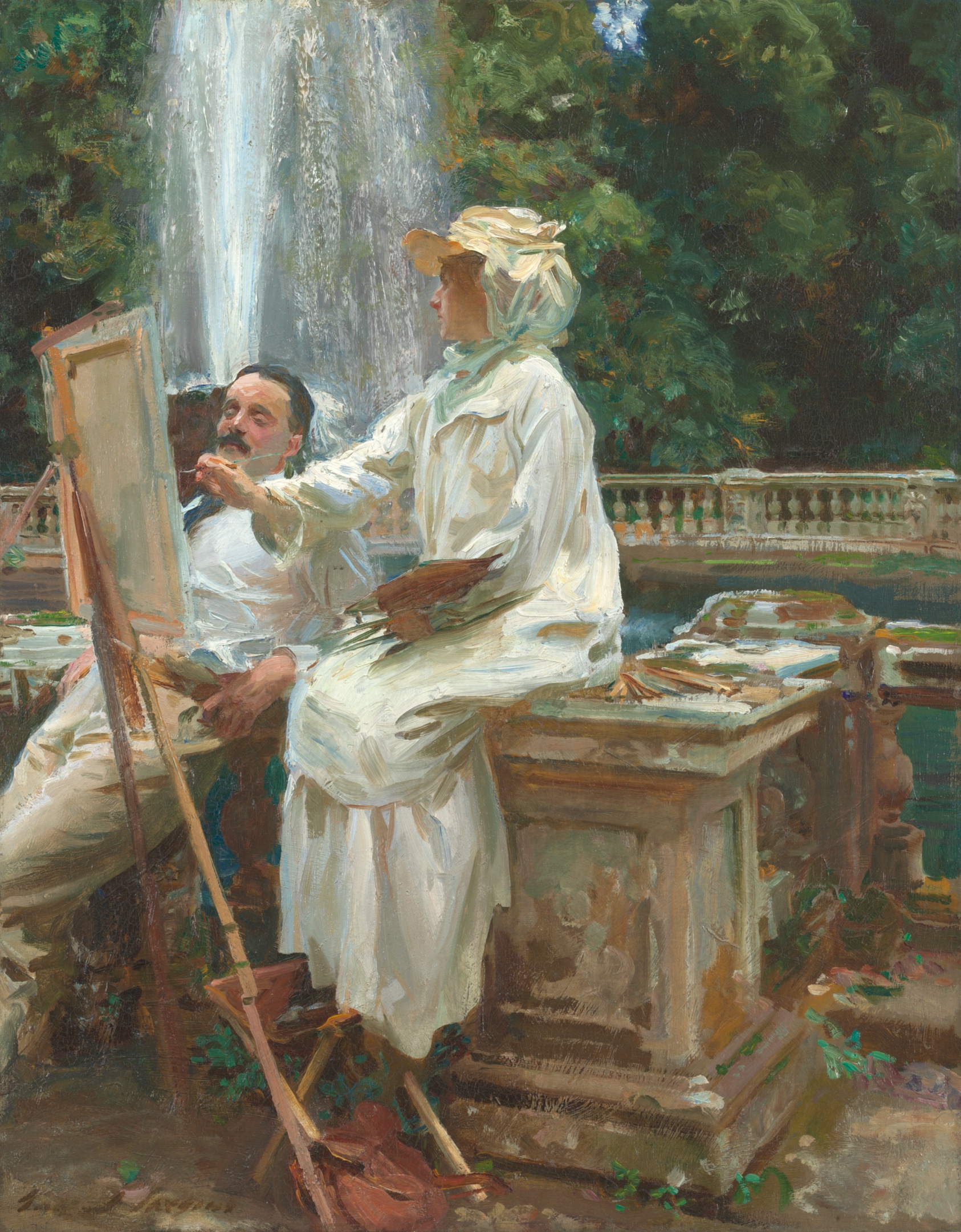 Une femme vêtue de blanc, coiffée d'un chapeau, peint à l'ombre près d'une fontaine ; derrière elle un homme se repose au frais, un été méditerranéen.