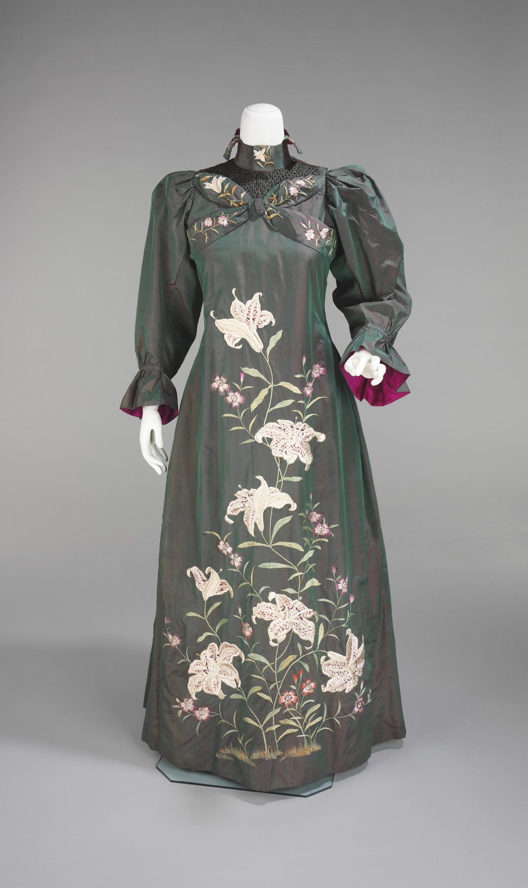 Robe du soir brodée de fleurs, fin du XIXe siècle