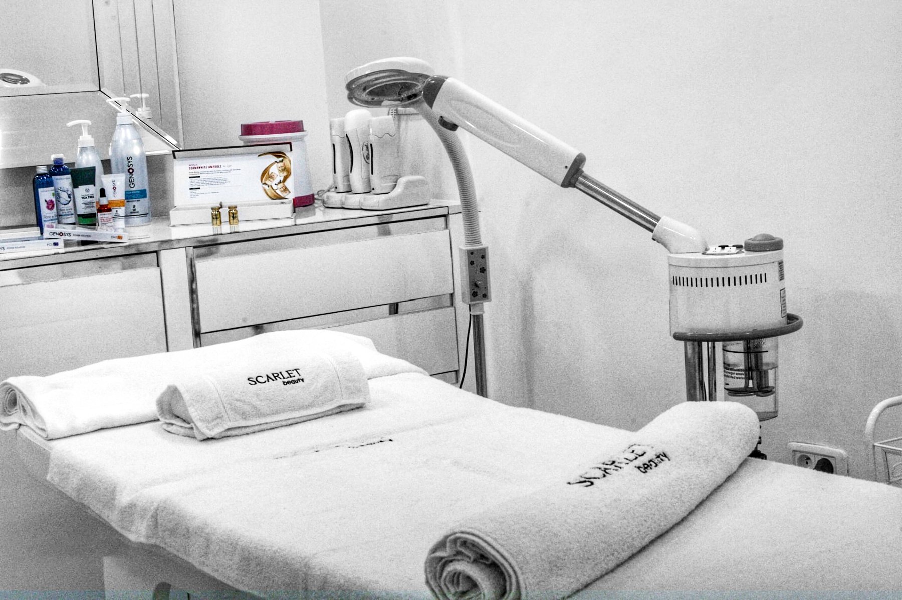 Table de soin et serviettes préparées dans un spa