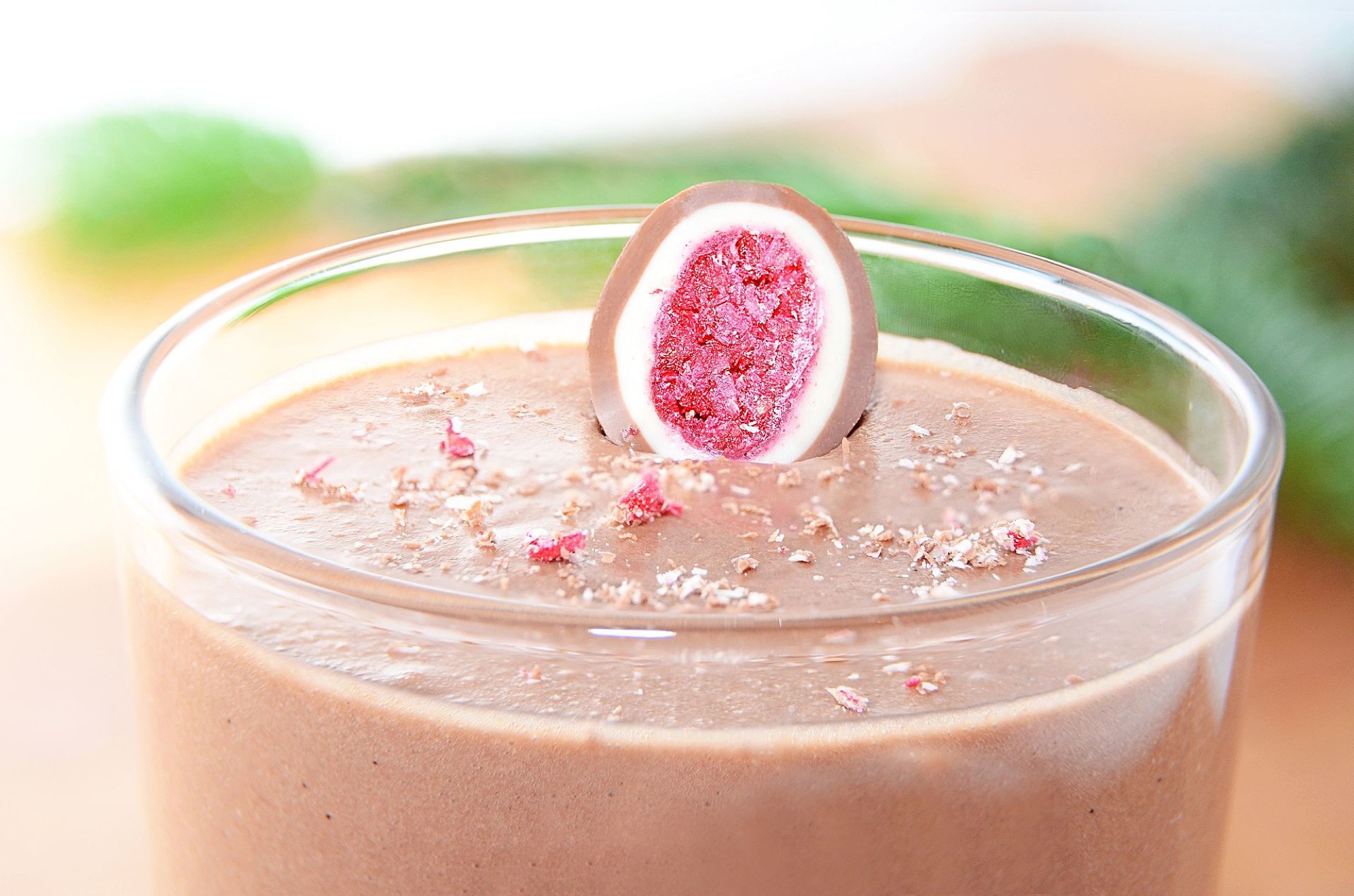 Mousse au chocolat en verrine, copeaux de chocolat et praline — dessert gourmand